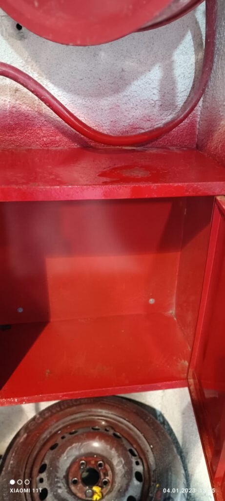 בודק כיבוי אש בבניין