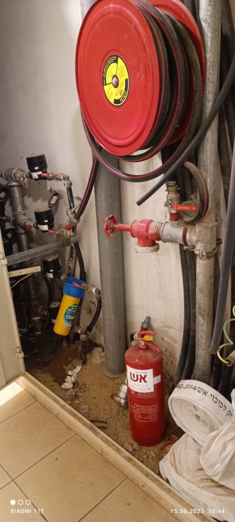 בדיקת מטפים בבניין משותף