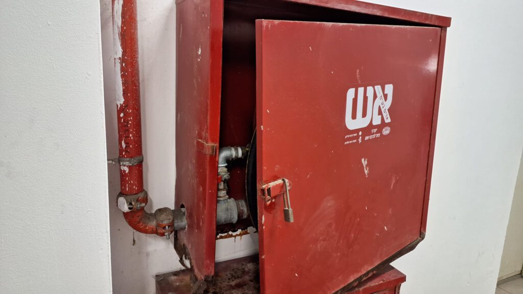 בודק מטפים עד לעסק