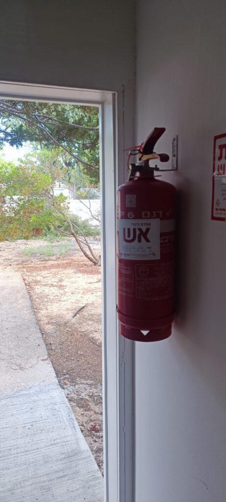 עמדת מטפים בבניין משותף