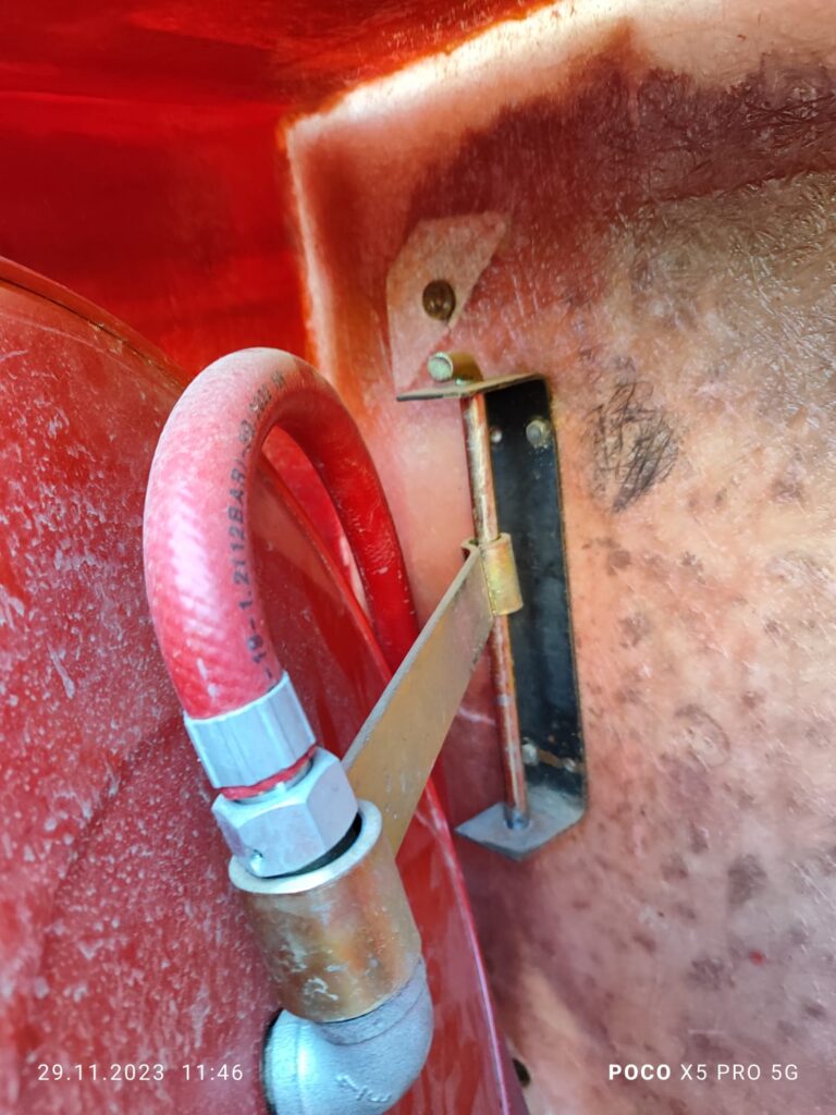 מבקר מטפים בבית העסק